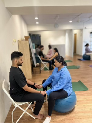 Shrashti reflects on a wonderful pregnancy experience with Aura Birthing sessions, emphasizing improved flexibility, strength, and focused breathing